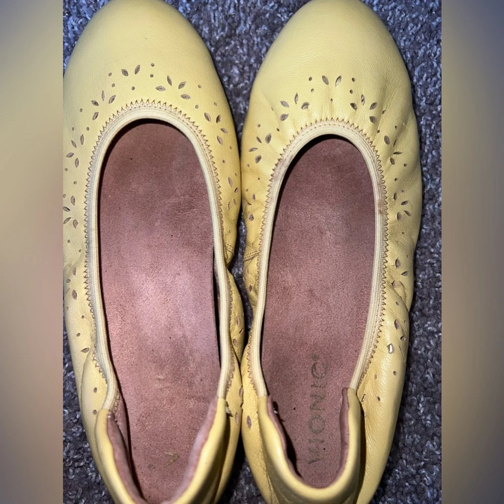 3/$25 Vionic Geneva Perforated Leather Flats size 7